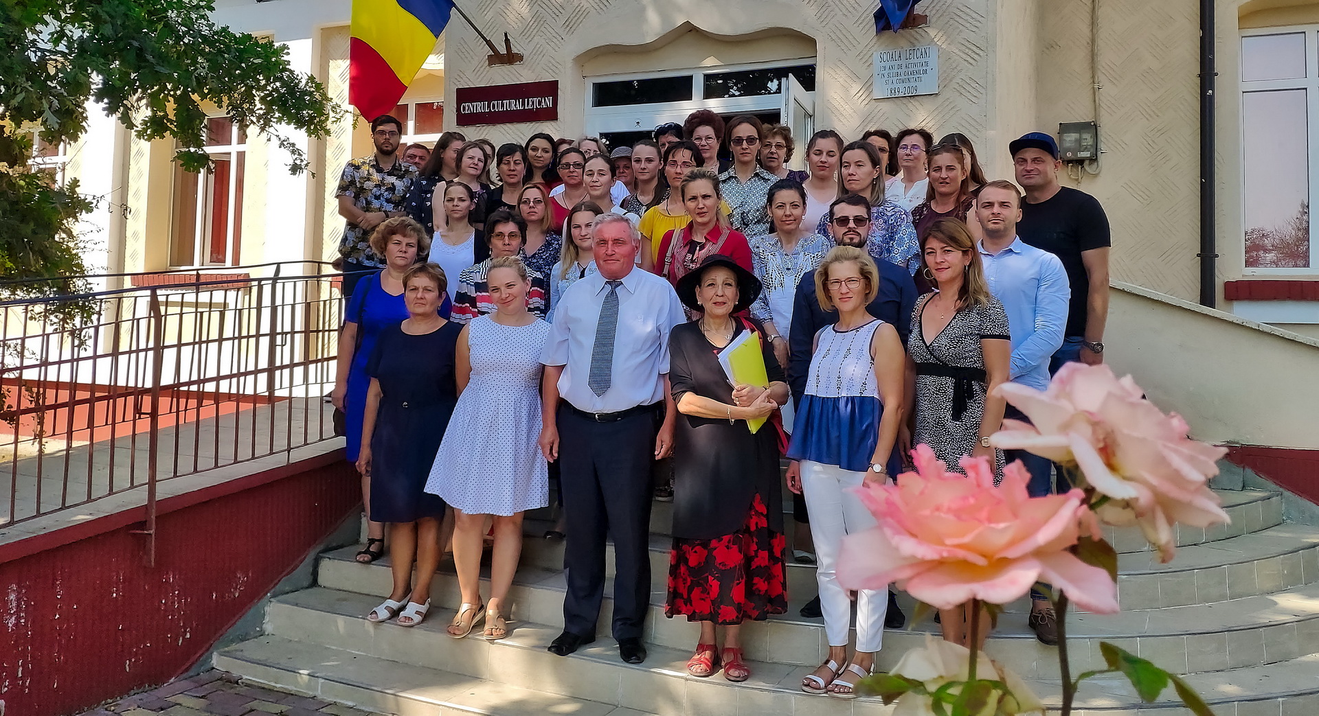 Cadrle didactice - in fata Centrului Cultural Letcani